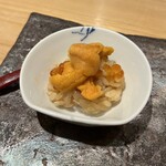 鮨 一二郎 - 雲丹(北海道・礼文島)と桜鱒のイクラの小丼。小粒ながら鮭より鱒の子の方が濃厚なんですよね♥️