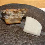 鮨 一二郎 - 太刀魚の塩焼きと蕪の酢漬け。派手さはないけれど、本日の肴部門NO.1の美味しさ！和歌山の太刀魚かな〜♥️