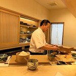 鮨 一二郎 - 一斉スタートではないカウンター鮨スタイル。大将の技、気、心がお鮨に投影されます。