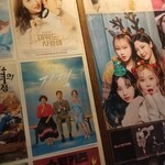 韓国食堂ケグリ - いかにもな映画や、BLACKPinkとかのポスター