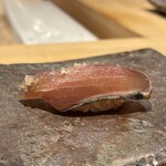 鮨 一二郎 - 鰹。脂がのった戻り鰹。美味しい。