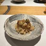 鮨 一二郎 - 旬真っ只中の鱈白子の小丼。白子はチーズのようなクリーミーさ♥️赤酢のシャリと相性抜群！
