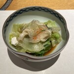 鮨 一二郎 - ふぐ皮の湯引きとレタス。前菜感覚であっさりといただけます。美味しい♥️