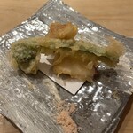 鮨 一二郎 - カリッと硬質な天ぷらはお酒のお供にぴったりです。
      剣先イカとこごみ。春を感じます｡❀ 