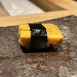 鮨 一二郎 - 甘めの玉。海苔巻きがレトロ。懐かしい感じが萌えます♥️(ღ˘⌣˘ღ)