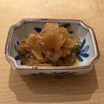 鮨 一二郎 - ガリは辛口と黒酢仕立ての2種類です。