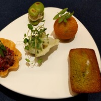 レストラン ローブ - アミューズ（空豆＋セルヴェル・ド・カニュ、エイヒレ煮込みのクロケット、ヤリイカ、土佐牛のタルトレット、フィナンシェ）