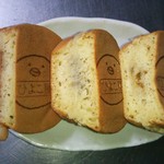 ひよこ屋 - 2014.1.2ver.② 左より もち三郎 \180、じゃがチーズ \150、カレー番長 \100