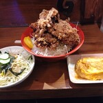 大和家 - サラダ（140円）、とり唐揚げ丼（650円）、玉子焼き（140円）　全部合わせても930円という神コスパ！