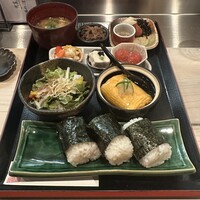 北新地 君しま - 龍の瞳のおにぎり御膳(1,200円)
                    おにぎり3個･ふわとろあんかけ出汁巻き
                    海苔･じゃこのカリカリサラダ
                    牛のしぐれ煮･小鉢3種
                    豚汁･香の物･たまごと焙じ茶のアイス