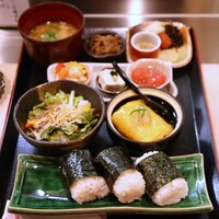 北新地 君しま - 龍の瞳のおにぎり御膳(1,200円)
                    おにぎり3個･ふわとろあんかけ出汁巻き
                    海苔･じゃこのカリカリサラダ
                    牛のしぐれ煮･小鉢3種
                    豚汁･香の物･たまごと焙じ茶のアイス