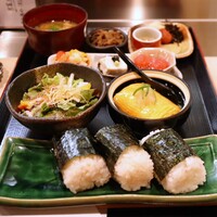 北新地 君しま - 龍の瞳のおにぎり御膳(1,200円)
                    おにぎり3個･ふわとろあんかけ出汁巻き
                    海苔･じゃこのカリカリサラダ
                    牛のしぐれ煮･小鉢3種
                    豚汁･香の物･たまごと焙じ茶のアイス