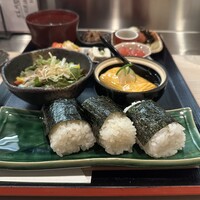北新地 君しま - 龍の瞳のおにぎり御膳(1,200円)
                      おにぎり3個･ふわとろあんかけ出汁巻き
                      海苔･じゃこのカリカリサラダ
                      牛のしぐれ煮･小鉢3種
                      豚汁･香の物･たまごと焙じ茶のアイス
