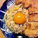 LAWSON - 料理写真:・かつ玉ホルモン炒飯（ホルモン炒飯のアレンジ）