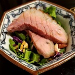 割烹 新多久 - 猪の生野菜サラダ