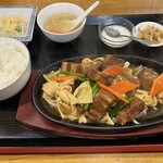 Manchin kaku - 角煮と乾燥豆腐鉄板焼き定食