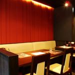 七志 とんこつ編 - ゆったりと広い2Fテーブル席は、女性一人でも気軽に使って頂けます♪テーブル席16,ウンター席7　