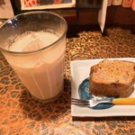 タイニーカフェ - アイスチャイ、バナナケーキ