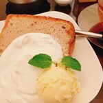 パルファン - ミックスベリーのシフォンケーキ　生クリームとアイス添え
