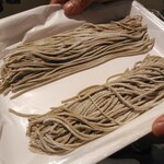 まンまや おちょキッチン - ゆでる前の蕎麦切りです。