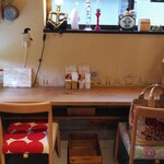 まンまや おちょキッチン - 店内（このテーブル席に陣取りました。）