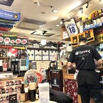 やまのや市場 - 壁一面、野球グッズ