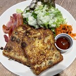 ベーカリー&カフェ 沢村 - レーズンブレッドのフレンチトースト 1705円
            （サラダ、ドリンク付き）