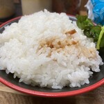 麺家 紫極 - 秘伝のタレと漬物をご飯にかけて