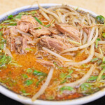 神名備 - ごまの酸辣麺 2530円 のたっぷりチャーシュのほぐし身