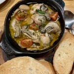 魚介イタリアン&チーズ UMIバル - 牡蠣のアヒージョ　マッシュルームが缶詰？これはイマイチ