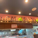 めんたいこ生パスタの店 マルゲッタ - カウンターの上にワインなどがずらり