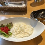 珈琲豆処 夢珈 - カレーが入ってるランプ型の入れ物で提供されて、自分でかけるスタイル。テンション上がります♪(*´艸`)