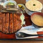 かつ丼家 まつくぼ - 特製かつ丼 ¥1650とろろ¥330