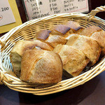Bistroフルフル - カゴ盛りパン（２０１４年２月）