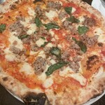 ナポリピッツァ Pizzeria la Rossa - サルシッチャ(トマトソース、モッツァレラ、バジル、サルシッチャ) 1,848円 トマトソースベースにサルシッチャが載って美味しさ抜群。今日食べた3枚の中でベスト！