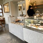 パティスリー ココロ - 【イートイン】左にカフェコーナー