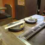 Tsukishima Monja Warashibe - 席の横には小皿とお皿がセッティングされている事と