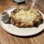 ピッツェリア ロッコ - クアトロチーズピザ蜂蜜付き