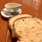 TANAKA - 自家製　金胡麻パン