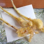Echigo Tookamachi Kojimaya - ひげにんにくの天ぷら。茎はサクッで身はホクホク。しっかりにんにくの風味を味わえます。