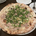 ナポリピッツァ Pizzeria la Rossa - 塩豚と青ネギのジャポネーゼ(モッツァレラ、塩豚、黒こしょう、青ネギ) 1,958円。他店にはなかなか無い新作。これもソース無しで、塩豚と生地の旨さが印象に残った。