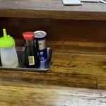 丸福 - カウンター卓上