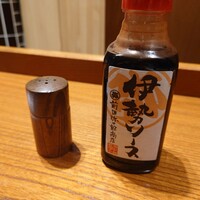 豚捨 KITTE丸の内店 - コロッケ、メンチ用ソース　左は七味