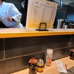 とんかつ 河むら - 調理風景を眺めながら、ワクワクして待ちます。15分ぐらい配膳にかかりました