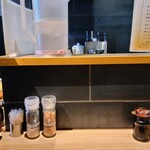 とんかつ 河むら - 飲み物はピッチャーのお水です。まだ肌寒いので、温かいほうじ茶のピッチャーなども置いてもらえると、なお嬉しいです