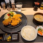とんかつ 河むら - ヒレカツのセット全景。卓上の調味料を色々試したくなります