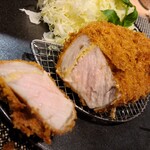 とんかつ 河むら - 特上ロースカツ。断面が美しいです。ヒレカツよりも大きく食べ応えあります