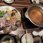 磯一 - ≪２０１４年２月≫お鍋は、クエ、大きなハマグリ、サーモン、ブリなど寄せ鍋です♪　ハマグリは２個、追加しました！お出汁が美味しいです！