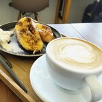 Cafe aura - フレンチトースト(￥450)、カフェラテ　HOT (￥500)。ラテアート可愛い！