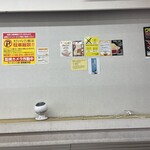 ラーメン二郎 - 待合室です！雨の日や開店準備中は助かります